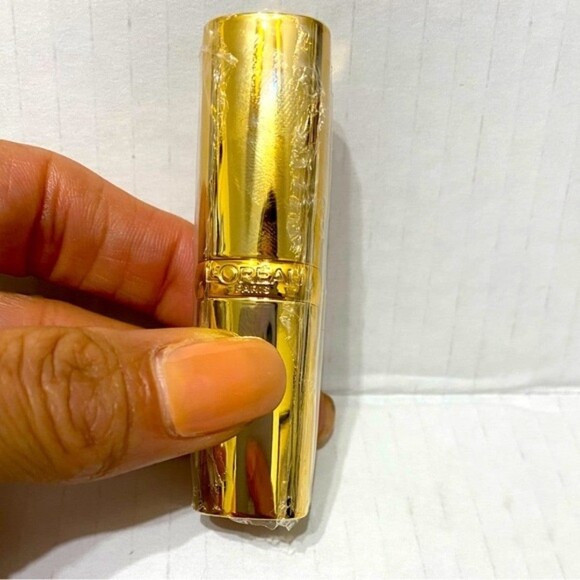 Loreal Paris Satin Lipstick-Prosperous Red - Picture 4 of 6